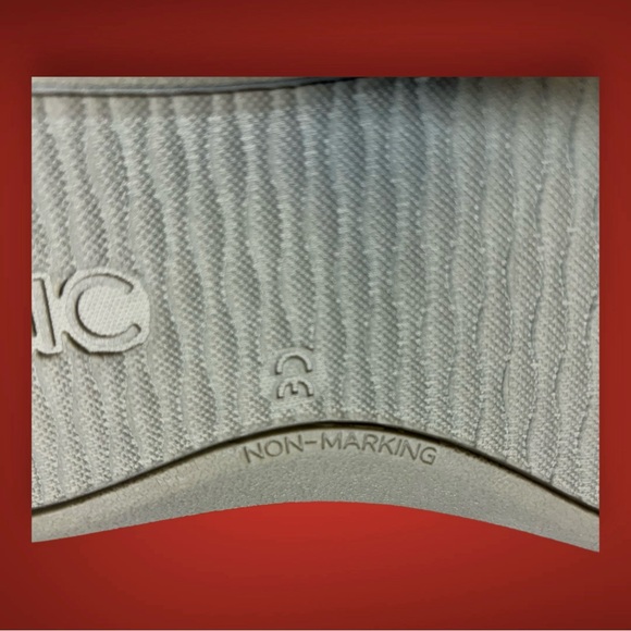 Vionic Indulge Gracie White Plush Faux Fur Supportive Thong Slippers Women's 11 - Picture 11 of 13